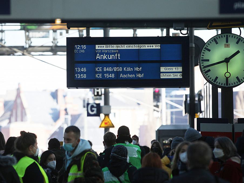Helfer warten auf einen Zug mit Flüchtlingen aus der Ukraine (Archiv) - Foto: über dts Nachrichtenagentur