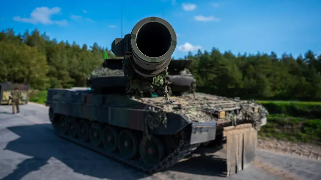 Ein Kampfpanzer der Bundeswehr vom Typ «Leopard 2 A7V» steht auf einem Übungsplatz (Symbolfoto). - Bild: Philipp Schulze/dpa