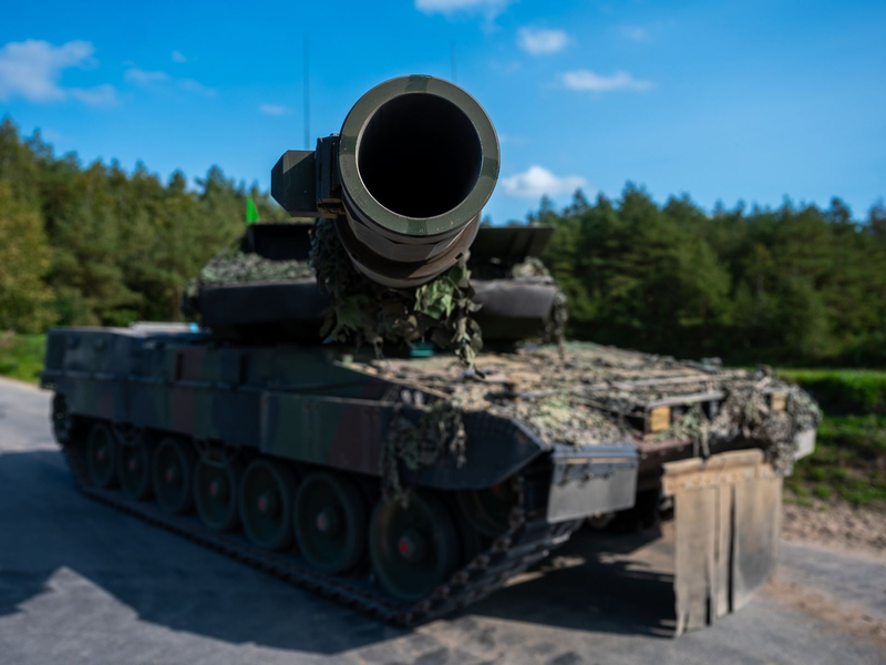 Ein Kampfpanzer der Bundeswehr vom Typ «Leopard 2 A7V» steht auf einem Übungsplatz (Symbolfoto). - Foto: Philipp Schulze/dpa