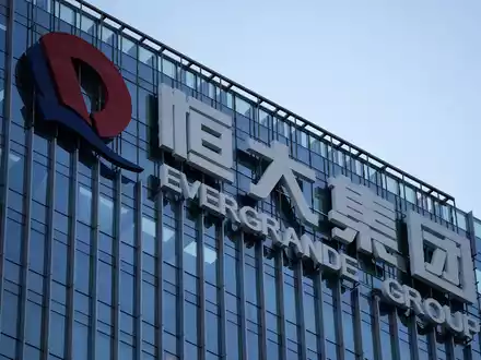 Evergrande ist ein Gigant der Branche und umgerechnet mit mehr als 300 Milliarden Euro verschuldet. - Foto: Ng Han Guan/AP/dpa
