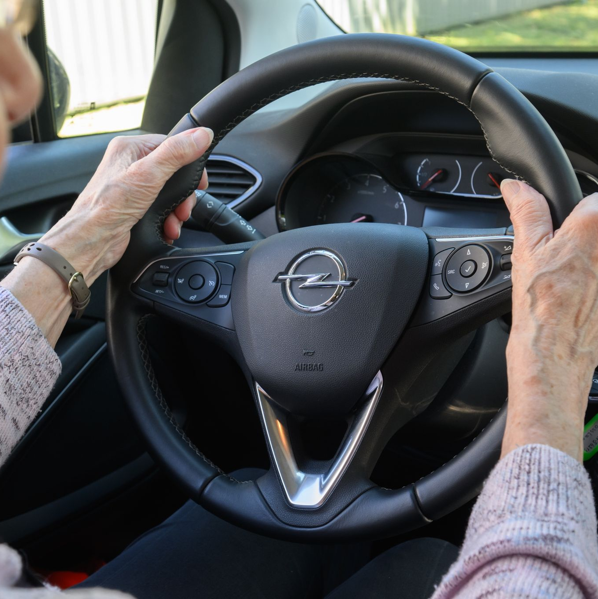 Ältere Verkehrsteilnehmer sind laut Statistik häufiger in Unfälle verwickelt. - Foto: Julian Stratenschulte/dpa