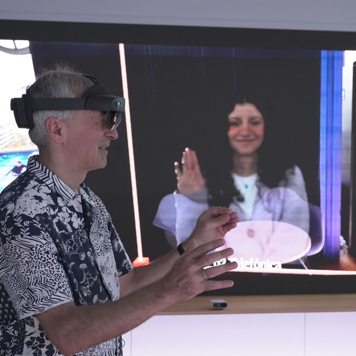 O2-Innovationsmanager Karsten Erlebach spricht via VR-Brille mit seiner Kollegin, die er in der Brille plastisch als Hologramm sieht. - Foto: Barbaros Bulgurcu/o2 Telefonica/dpa