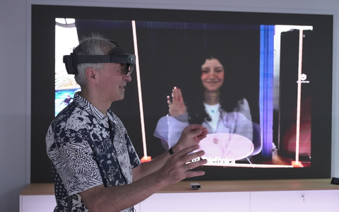 O2-Innovationsmanager Karsten Erlebach spricht via VR-Brille mit seiner Kollegin, die er in der Brille plastisch als Hologramm sieht. - Foto: Barbaros Bulgurcu/o2 Telefonica/dpa