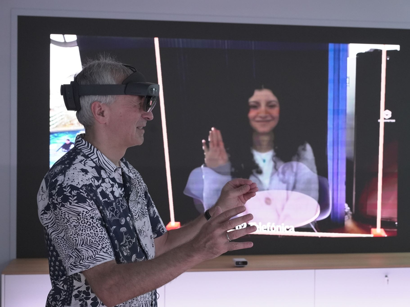 O2-Innovationsmanager Karsten Erlebach spricht via VR-Brille mit seiner Kollegin, die er in der Brille plastisch als Hologramm sieht. - Foto: Barbaros Bulgurcu/o2 Telefonica/dpa