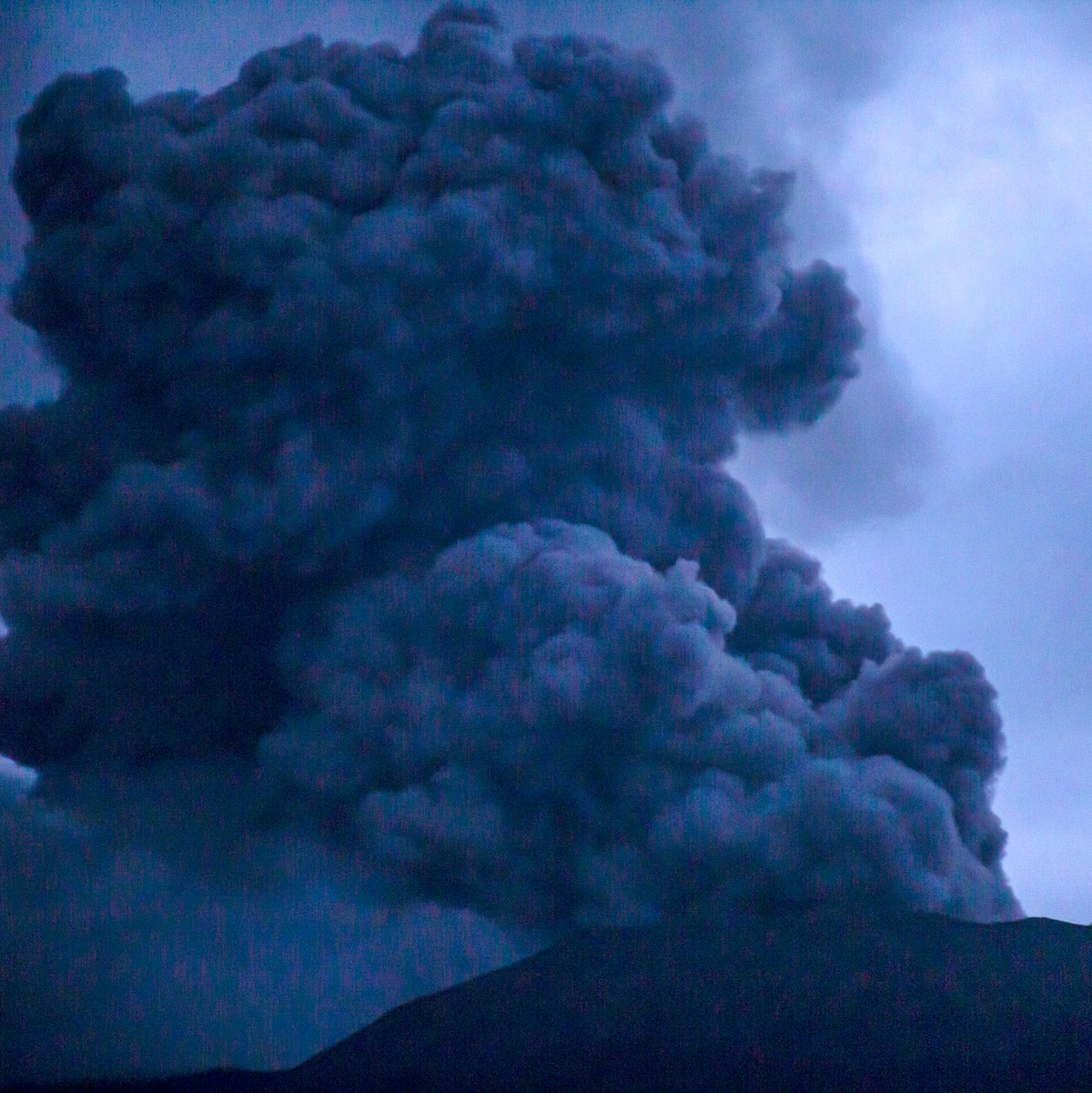 Beim Ausbruch des Vulkans Marapi kommen zahlreiche Menschen ums Leben. - Foto: Andri Mardiansyah/XinHua/dpa