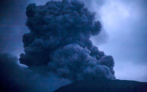 Beim Ausbruch des Vulkans Marapi kommen zahlreiche Menschen ums Leben. - Foto: Andri Mardiansyah/XinHua/dpa