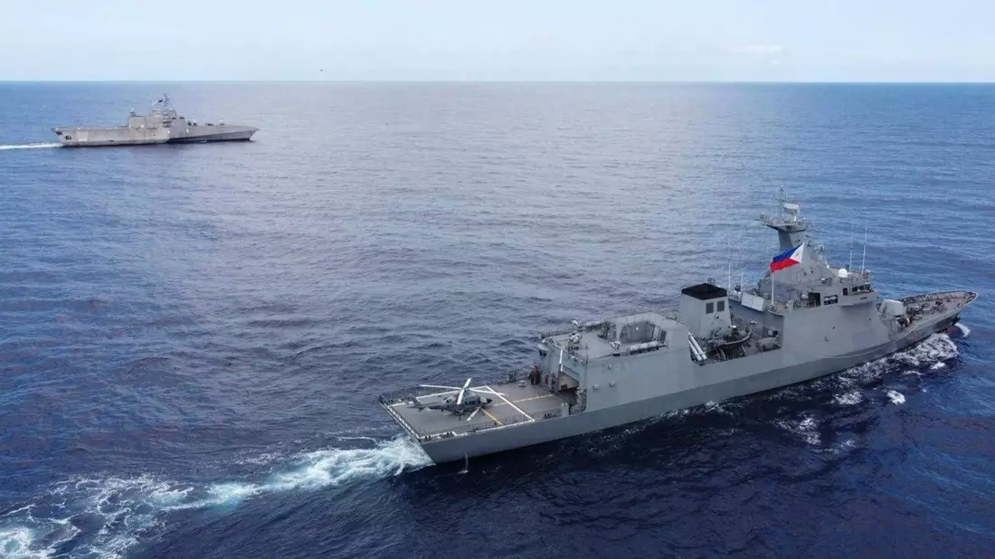China wirft den USA vor, die «USS Gabrielle Giffords» (l) habe sich ohne Genehmigung dem Ren'ai-Riff genähert. - Bild: Uncredited/ARMED FORCES OF THE PHILIPPINES/AP/dpa