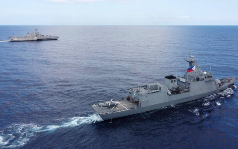 China wirft den USA vor, die «USS Gabrielle Giffords» (l) habe sich ohne Genehmigung dem Ren'ai-Riff genähert. - Foto: Uncredited/ARMED FORCES OF THE PHILIPPINES/AP/dpa
