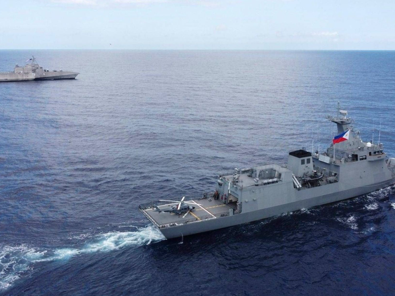 China wirft den USA vor, die «USS Gabrielle Giffords» (l) habe sich ohne Genehmigung dem Ren'ai-Riff genähert. - Foto: Uncredited/ARMED FORCES OF THE PHILIPPINES/AP/dpa
