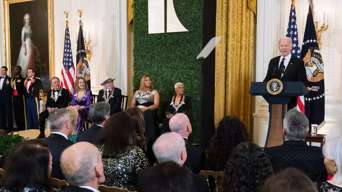 US-Präsident Joe Biden spricht während des Empfangs der Kennedy Center-Ehrengäste. - Bild: Manuel Balce Ceneta/AP