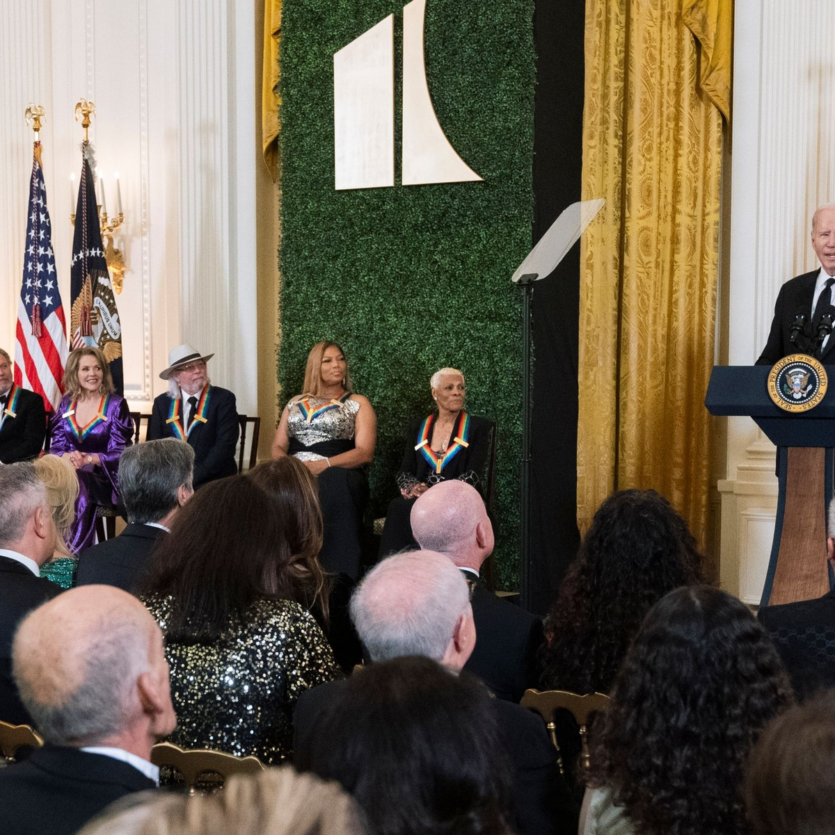 US-Präsident Joe Biden spricht während des Empfangs der Kennedy Center-Ehrengäste. - Foto: Manuel Balce Ceneta/AP