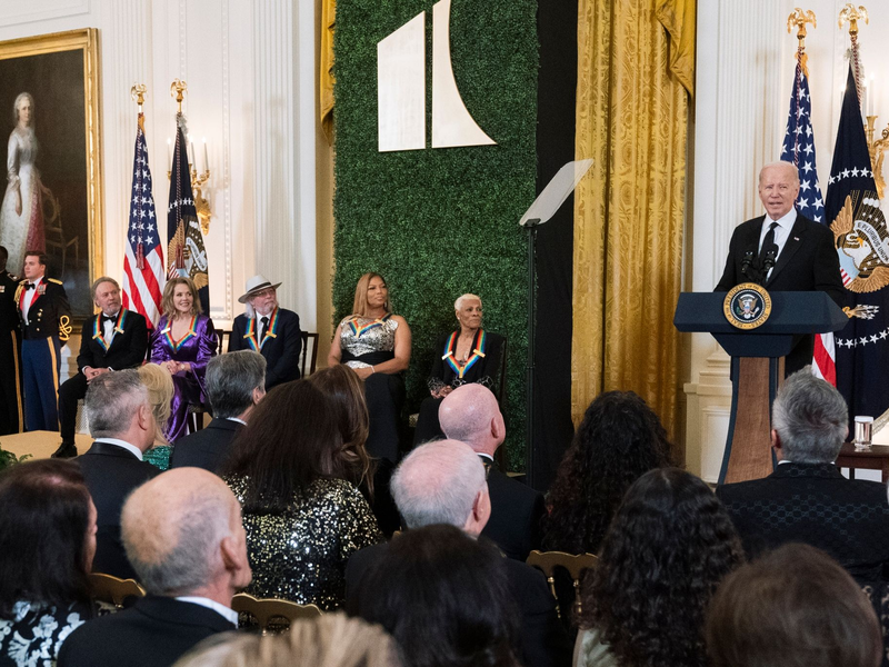 US-Präsident Joe Biden sprach mit Reportern, als ein Fahrzeug aus seiner Kolonne gerammt wurde. - Foto: Manuel Balce Ceneta/AP