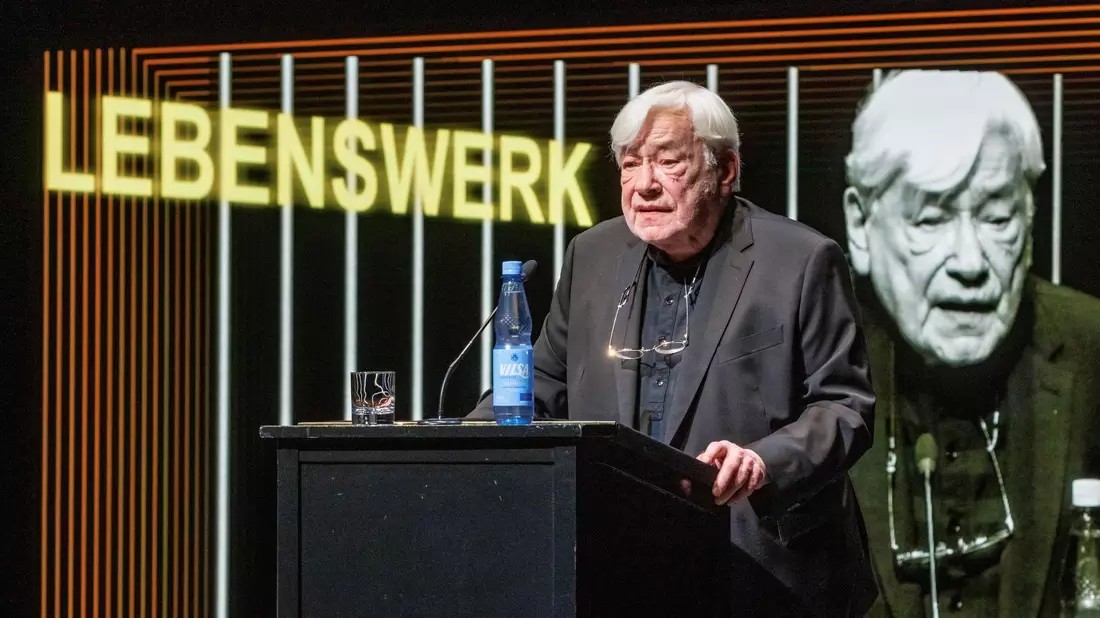 Der Dramaturg Klaus Zehelein hält seine Dankesrede. Er wurde in Hamburg für sein Lebenswerk ausgezeichnet. - Bild: Markus Scholz/dpa