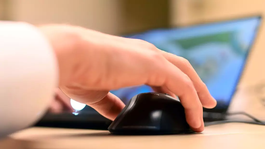 Seit August 2023 ist es Anbietern von sehr großen Online-Plattformen verboten, menschliche Verhaltens- oder Wahrnehmungsmuster durch Designtricks auszunutzen - beispielsweise über die Farbgestaltung von Buttons oder lange Klickwege. - Bild: Uli Deck/dpa