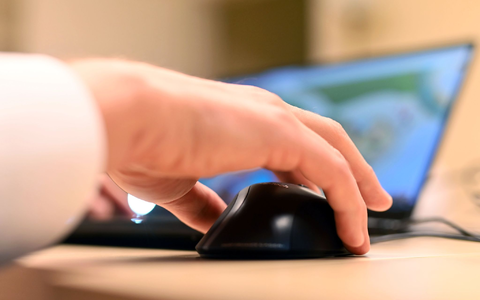 Seit August 2023 ist es Anbietern von sehr großen Online-Plattformen verboten, menschliche Verhaltens- oder Wahrnehmungsmuster durch Designtricks auszunutzen - beispielsweise über die Farbgestaltung von Buttons oder lange Klickwege. - Foto: Uli Deck/dpa