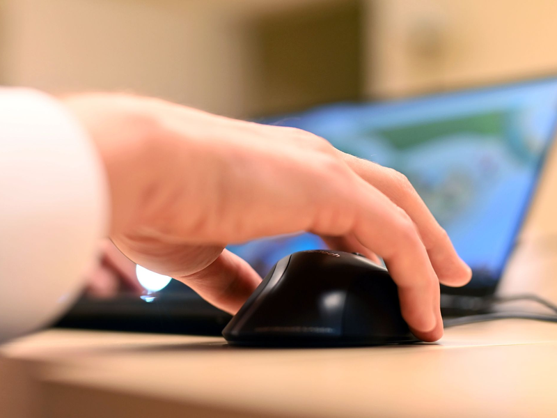 Seit August 2023 ist es Anbietern von sehr großen Online-Plattformen verboten, menschliche Verhaltens- oder Wahrnehmungsmuster durch Designtricks auszunutzen - beispielsweise über die Farbgestaltung von Buttons oder lange Klickwege. - Foto: Uli Deck/dpa