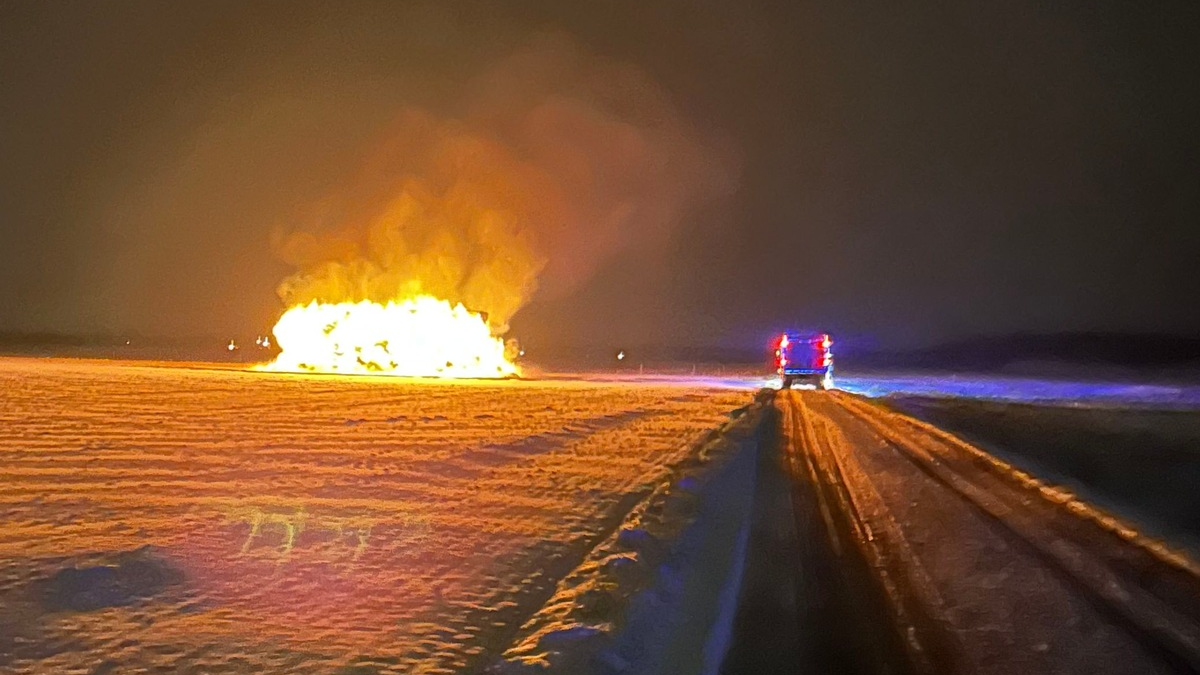 FW-MG: Brand einer Strohmiete - Foto: presseportal.de
