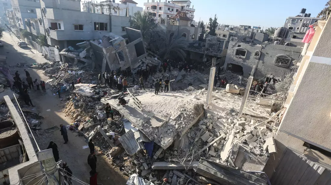 Palästinenser suchen in den Trümmern eines Gebäudes in Rafah nach Überlebenden. - Bild: Hatem Ali/AP