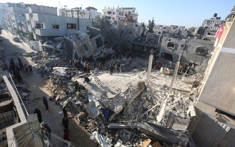 Palästinenser suchen in den Trümmern eines Gebäudes in Rafah nach Überlebenden. - Foto: Hatem Ali/AP