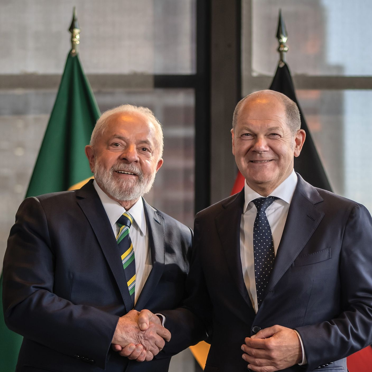 Brasiliens Präsident Luiz Inácio Lula da Silva (l) und Bundeskanzler Olaf Scholz kommen in Berlin zusammen. - Foto: Michael Kappeler/dpa