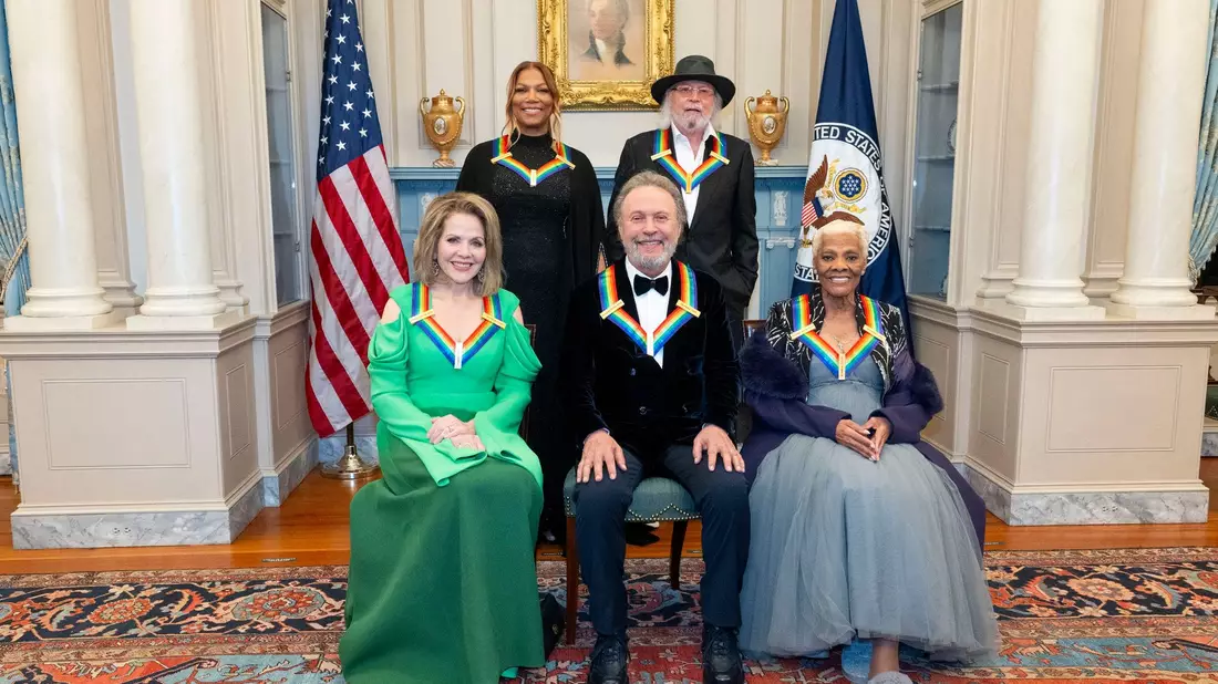 Die Kennedy Center Honorees 2023 Renée Fleming, Queen Latifah, Billy Crystal, Barry Gibb und Dionne Warwick in Washington. - Bild: Kevin Wolf/AP/dpa