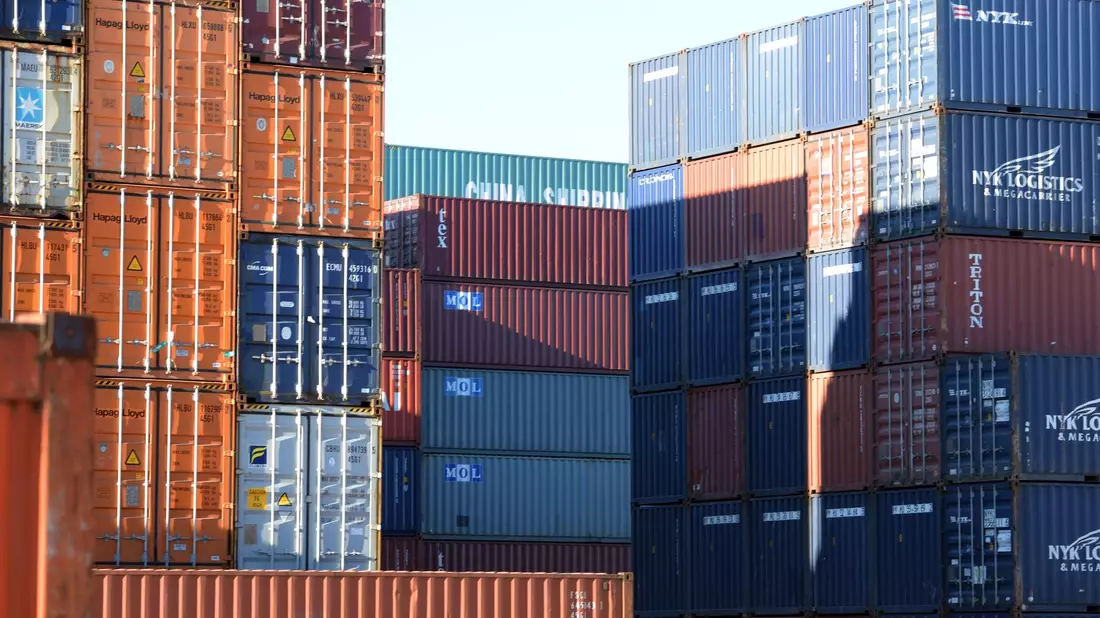 Container im Ulmer Umschlagbahnhof. - Bild: Stefan Puchner/dpa