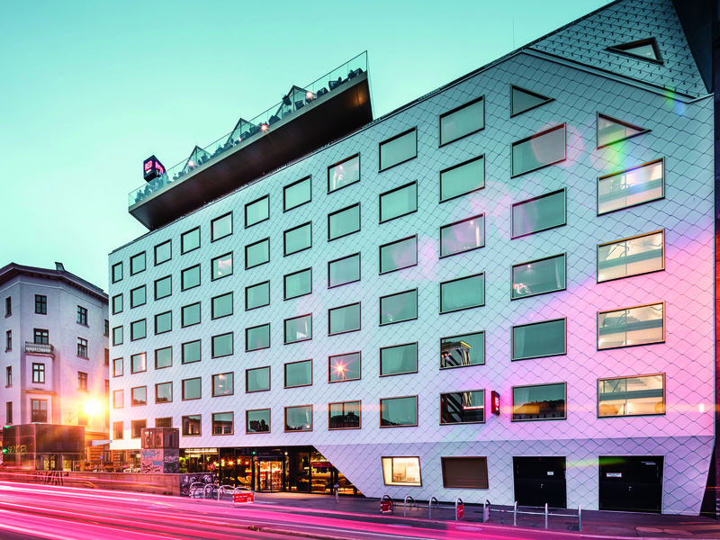 Ein Hotel mit Ecken und Kanten - Foto: PREFA/Croce & Wir über pressetext.de