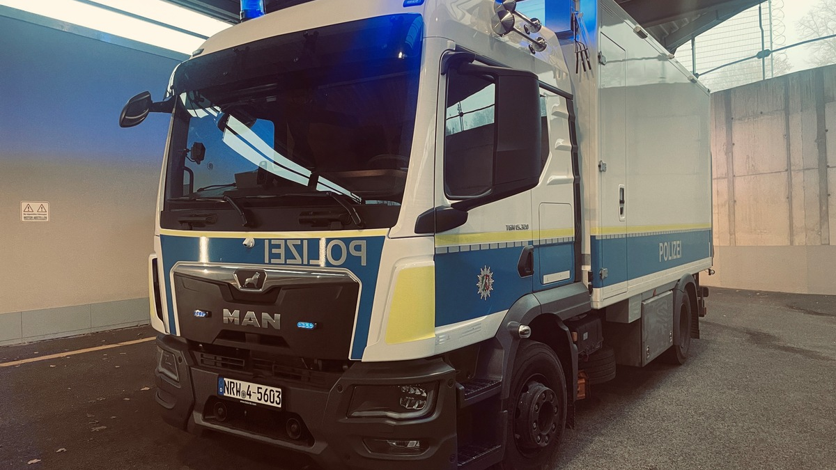 LKA-NRW: LKA NRW - Fuhrpark wieder auf dem neusten Stand - Entschärfer stellen Einsatzfahrzeug vor - Foto: presseportal.de