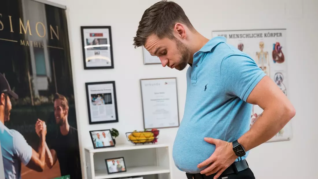 Bauchfett loswerden mit Sit-ups? Das kann nicht funktionieren! - Abnehmcoach Simon Mathis erklärt, warum - Bild: presseportal.de