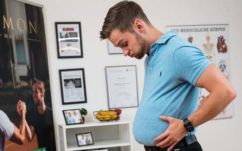 Bauchfett loswerden mit Sit-ups? Das kann nicht funktionieren! - Abnehmcoach Simon Mathis erklärt, warum - Foto: presseportal.de
