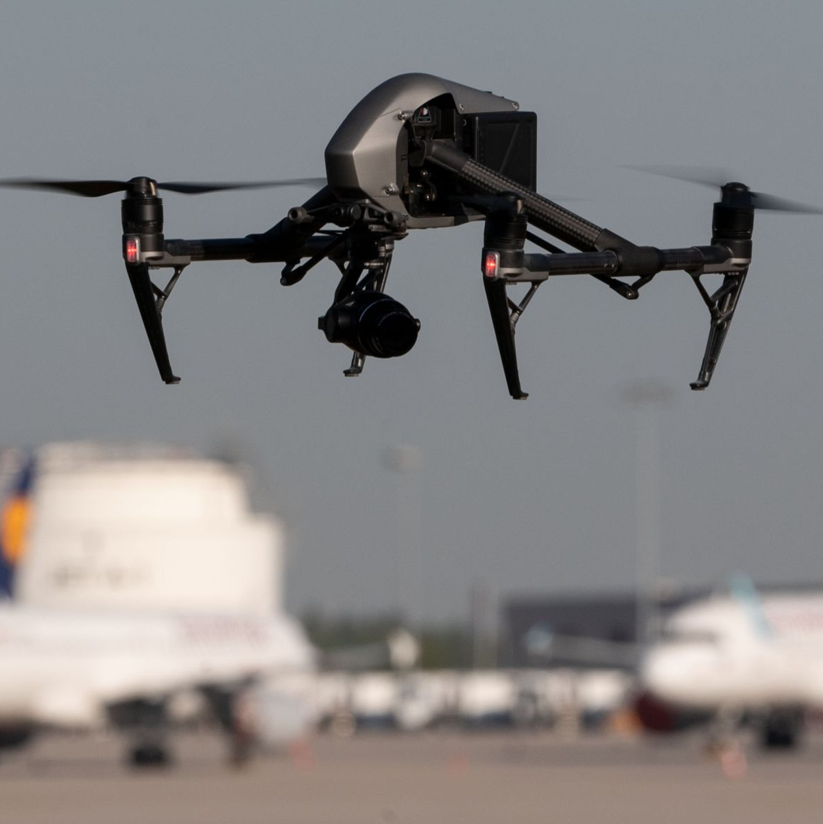 Drohnensichtungen an Flughäfen hatten zuletzt für Aufregung gesorgt. (Archivbild) - Foto: Marijan Murat/dpa
