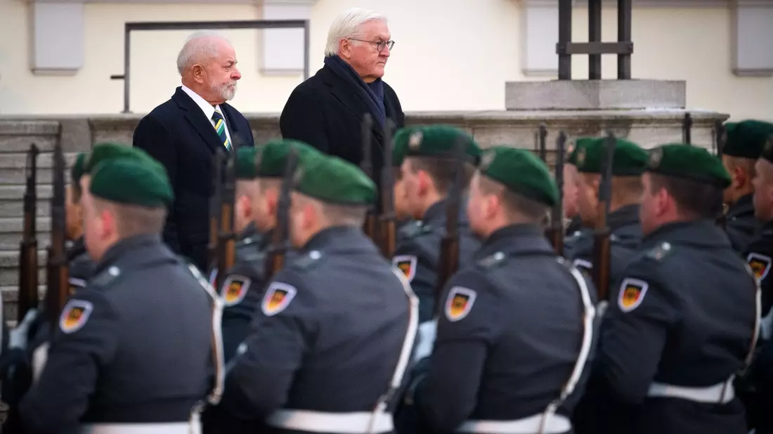 Frank-Walter Steinmeier begrüßt Luiz Inácio Lula da Silva (l) mit militärischen Ehren vor dem Schloss Bellevue. - Bild: Bernd von Jutrczenka/dpa