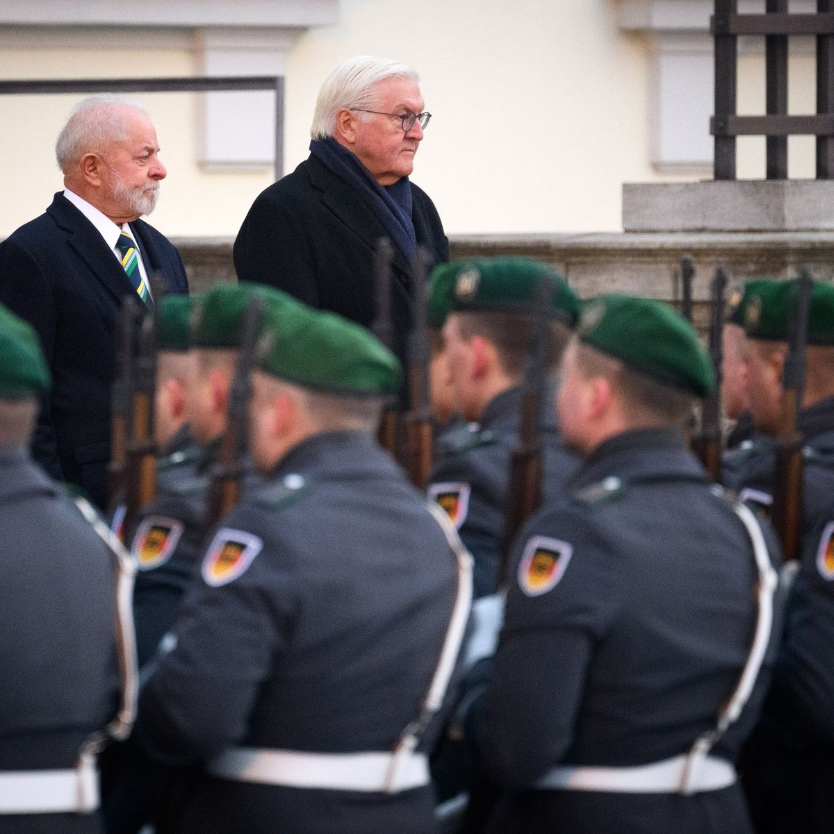 Frank-Walter Steinmeier begrüßt Luiz Inácio Lula da Silva (l) mit militärischen Ehren vor dem Schloss Bellevue. - Foto: Bernd von Jutrczenka/dpa