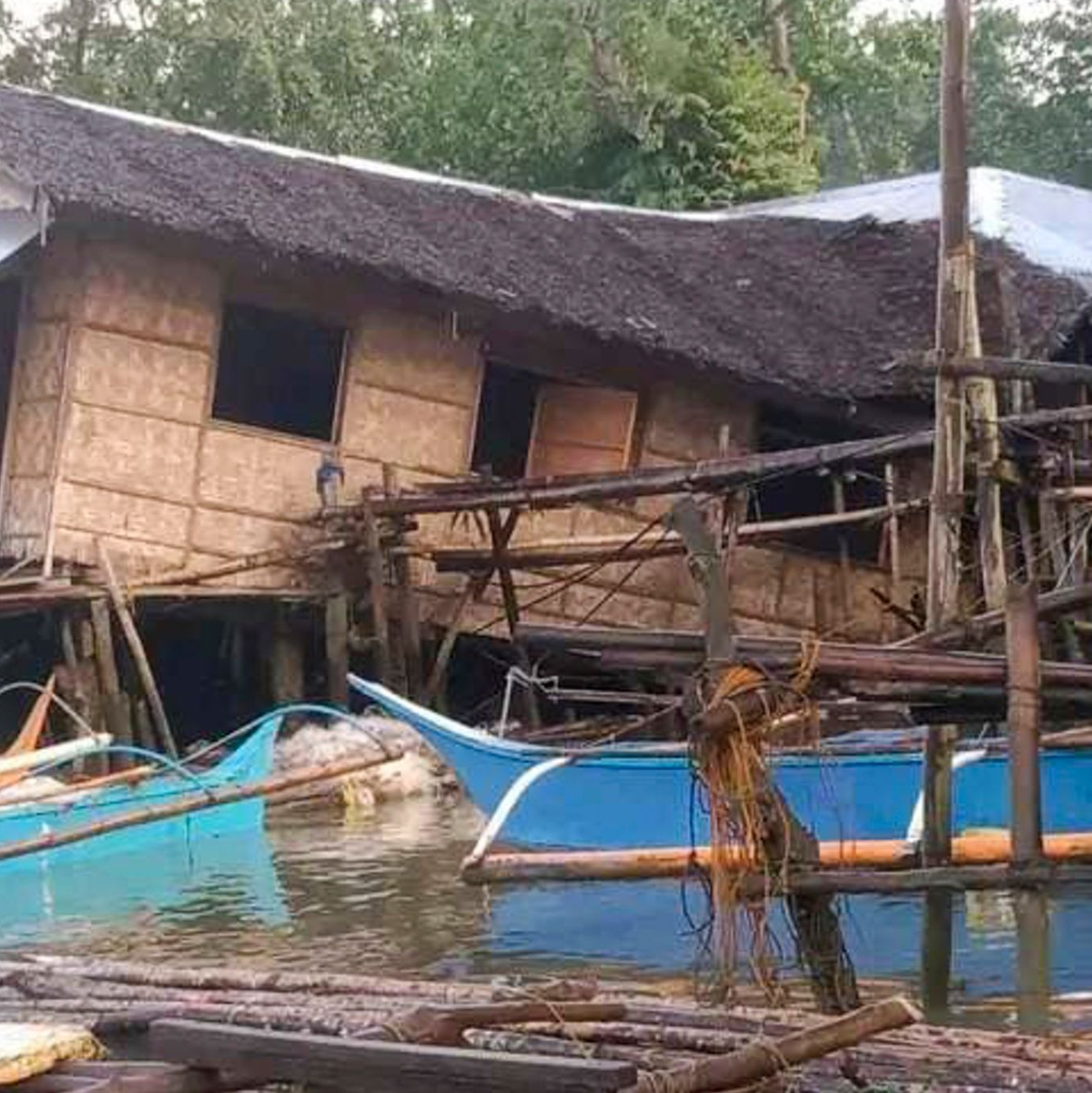 Ein beschädigtes Haus in der Stadt Hinatuan. - Foto: Uncredited/LGU HINATUAN/dpa