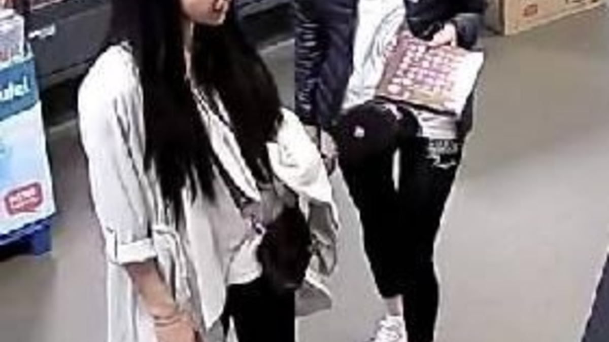 POL-GÖ: (589/2023) Erst Geldbörse gestohlen, dann Geld abgehoben - Öffentlichkeitsfahndung nach zwei unbekannten Trickdiebinnen und ihrem Komplizen eingeleitet, Polizei Hann. Münden bittet um Hinweise - Foto: presseportal.de