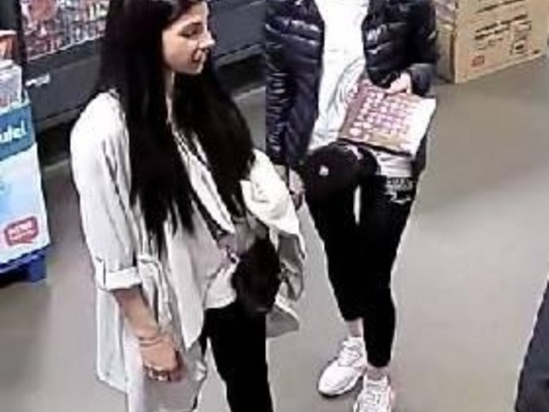 POL-GÖ: (589/2023) Erst Geldbörse gestohlen, dann Geld abgehoben - Öffentlichkeitsfahndung nach zwei unbekannten Trickdiebinnen und ihrem Komplizen eingeleitet, Polizei Hann. Münden bittet um Hinweise - Foto: presseportal.de