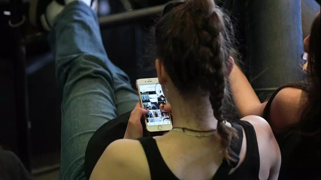 Junge Frau mit Smartphone (Archiv) - Bild: über dts Nachrichtenagentur