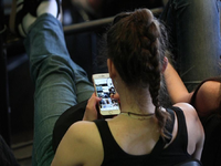 Junge Frau mit Smartphone (Archiv) - Foto: über dts Nachrichtenagentur