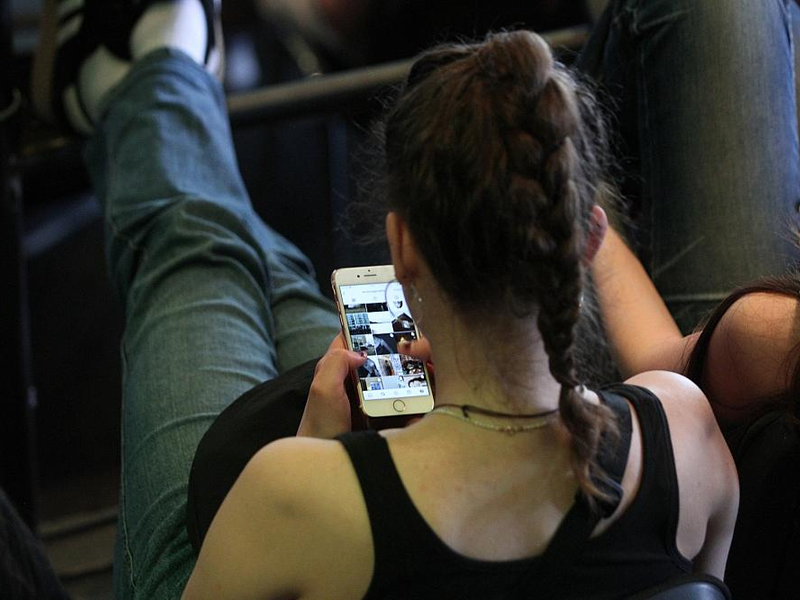 Junge Frau mit Smartphone (Archiv) - Foto: über dts Nachrichtenagentur