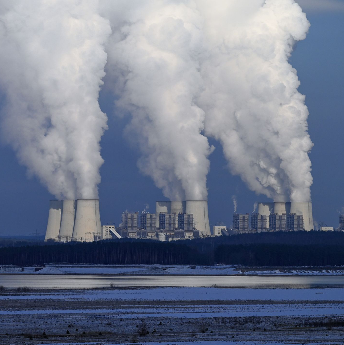 Das Braunkohlekraftwerk Jänschwalde in Brandenburg. Der weltweite Ausstieg aus Kohle, Öl und Gas ist eines der strittigsten Themen in Dubai, da er für das Erreichen der internationalen Klimaziele als elementar gilt. - Foto: Soeren Stache/dpa