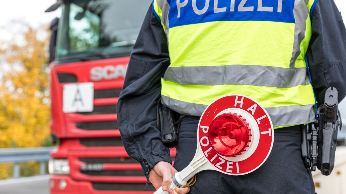 Beamte der Bundespolizei kontrollieren Fahrzeuge an einem Grenzübergang zwischen Deutschland und Polen. - Foto: Frank Hammerschmidt/dpa