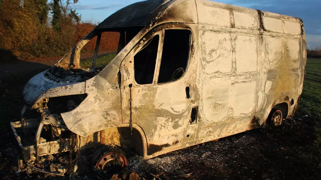 POL-DN: Ausgebrannter Transporter auf Feld - Zeugen gesucht - Bild: presseportal.de