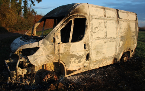 POL-DN: Ausgebrannter Transporter auf Feld - Zeugen gesucht - Foto: presseportal.de