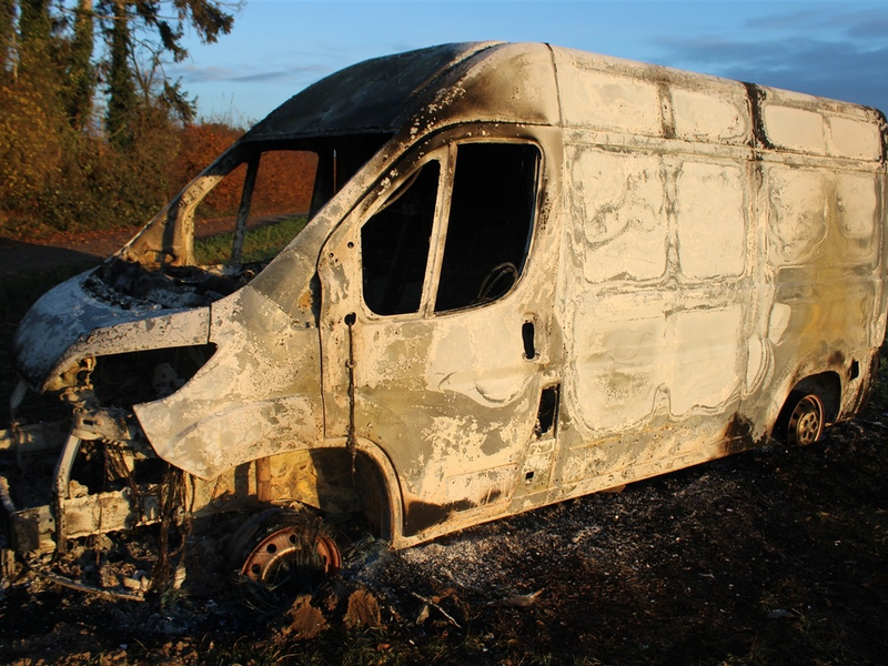 POL-DN: Ausgebrannter Transporter auf Feld - Zeugen gesucht - Foto: presseportal.de
