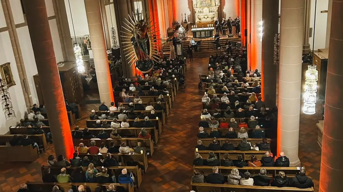 POL-HA: Benefizkonzert des Landespolizeiorchesters in der Marienkirche war ein voller Erfolg - Rund 5.000 Euro für ambulanten Kinder- und Jugendhospizdienst der Caritas gespendet - Bild: presseportal.de