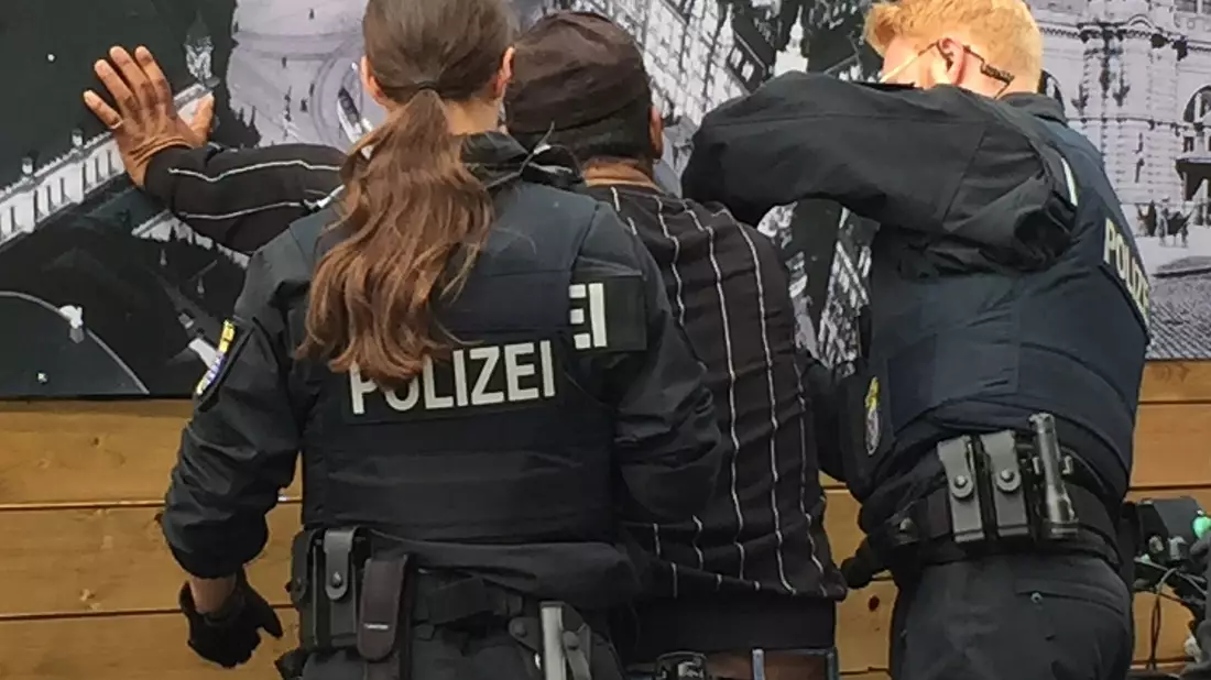 Polizisten kontrollieren einen Mann (Symbolbild). Das Institut für Menschenrechte fordert konkrete Regelungen, die vorschreiben, wann sensible Daten - etwa Hautfarbe und Sprache - erhoben, gespeichert und weiterverarbeitet werden dürfen. - Bild: Eva-Maria Krafczyk/dpa
