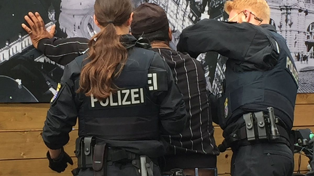 Polizisten kontrollieren einen Mann (Symbolbild). Das Institut für Menschenrechte fordert konkrete Regelungen, die vorschreiben, wann sensible Daten - etwa Hautfarbe und Sprache - erhoben, gespeichert und weiterverarbeitet werden dürfen. - Foto: Eva-Maria Krafczyk/dpa