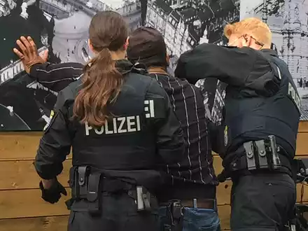Polizisten kontrollieren einen Mann (Symbolbild). Das Institut für Menschenrechte fordert konkrete Regelungen, die vorschreiben, wann sensible Daten - etwa Hautfarbe und Sprache - erhoben, gespeichert und weiterverarbeitet werden dürfen. - Foto: Eva-Maria Krafczyk/dpa