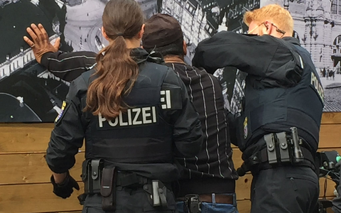 Polizisten kontrollieren einen Mann (Symbolbild). Das Institut für Menschenrechte fordert konkrete Regelungen, die vorschreiben, wann sensible Daten - etwa Hautfarbe und Sprache - erhoben, gespeichert und weiterverarbeitet werden dürfen. - Foto: Eva-Maria Krafczyk/dpa