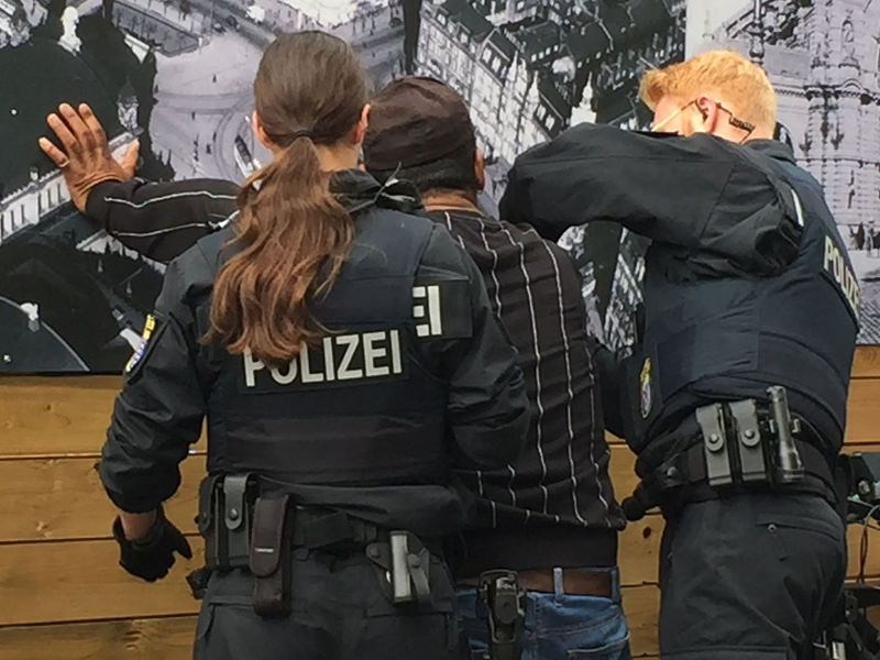 Polizisten kontrollieren einen Mann (Symbolbild). Das Institut für Menschenrechte fordert konkrete Regelungen, die vorschreiben, wann sensible Daten - etwa Hautfarbe und Sprache - erhoben, gespeichert und weiterverarbeitet werden dürfen. - Foto: Eva-Maria Krafczyk/dpa